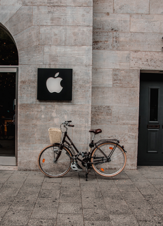 Apple warns its customers about backdoors