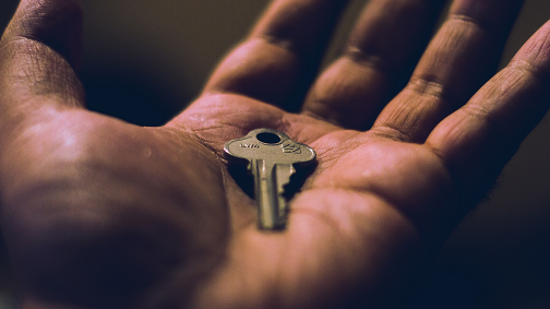 Distributing private keys for SFTP servers
