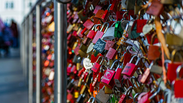 Former NSA officials back strong encryption